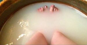 Read more about the article Epsom Salt Bath Pulls Toxins Out of Your Body, Reduces Inflammation, Improves Blood Flow and Stiff Joints