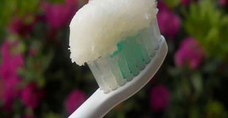 You are currently viewing By Using Coconut Oil You Will Be Able To Reverse Cavities And Heal Decomposed Teeth!