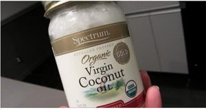 Read more about the article 70 Reasons You Need Coconut Oil In Your Pantry At All Times