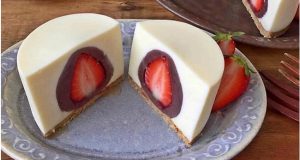 Read more about the article Cheesecake Stuffed With Chocolate Covered Strawberries