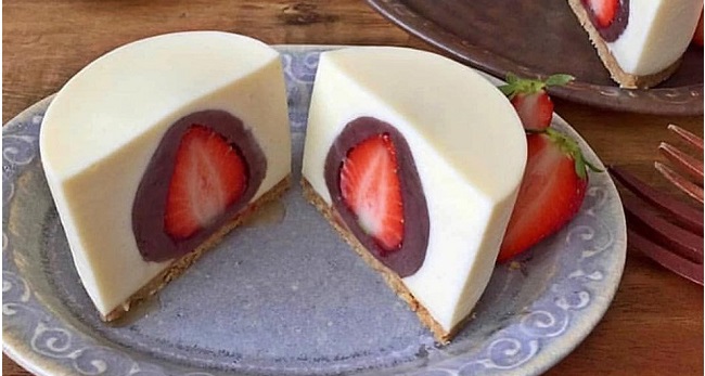 You are currently viewing Cheesecake Stuffed With Chocolate Covered Strawberries